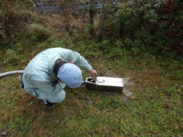 放水圧力測定器を屋内消火栓ホースの先端に取り付け放水圧力の点検を行います。