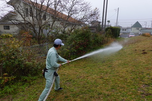 放水試験は複数人で行います。<br />
放水試験中1名は消火栓ポンプのメーター確認やポンプの停止操作の準備をします。