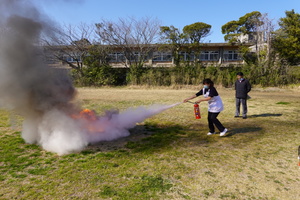 オイルパンに火を起こし、お客様に消火　　　　　　　　　　　　　　　　作業を行って頂きます。